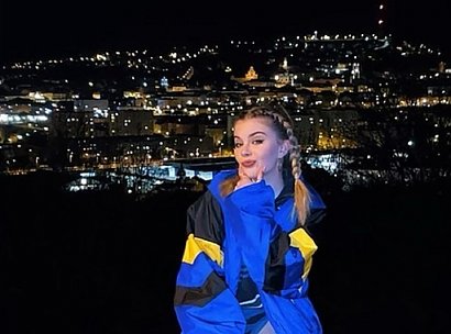 dopiero 17 lat i coraz bardziej przypomina mamę.