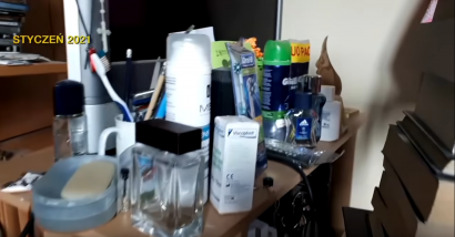 Pomieszczenie jest mocno zagracone.