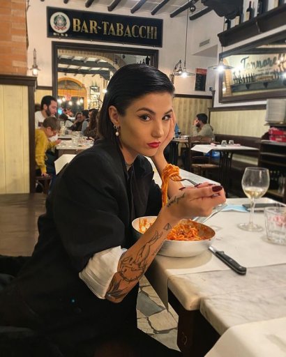 Para nie tylko się ze sobą spotyka, ale jest już zaręczona. Damiano dodał na swoim profilu na Instagrami zdjęcie z kobietą i podpisał je: