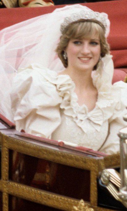 Księżna Diana w 1981 roku. W takiej fryzurze - krótkich włosach mocno cieniowanych przy twarzy w naturalnym kolorze miodowy blond i z długą mocno cieniowaną grzywką Diana poszła do ślubu z Karolem.