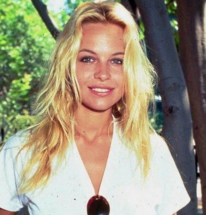 Pamela Anderson w 1992 roku w jasnych długich blond włosach w żółtym odcieniu