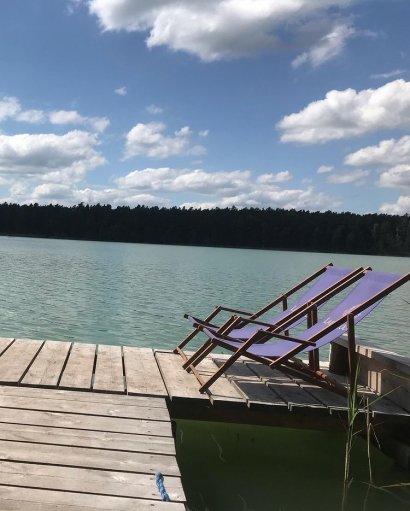 Niedaleko znajdował się brzeg, na którym para miała do dyspozycji pomost i leżaki.