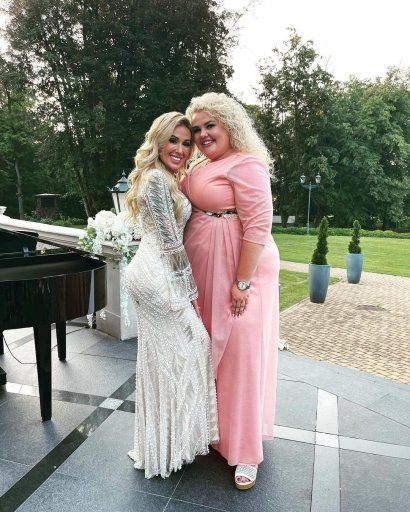 Zawodnik miała na sobie różową długą sukienkę na wesele!
