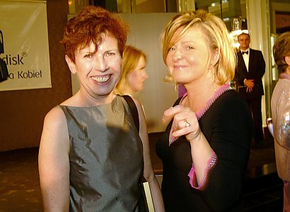 2002 - Dokładnie 19 lat temu w czasie imprezy branżowej. 49-letnia Magda w long bobie z asymetryczną grzywką.