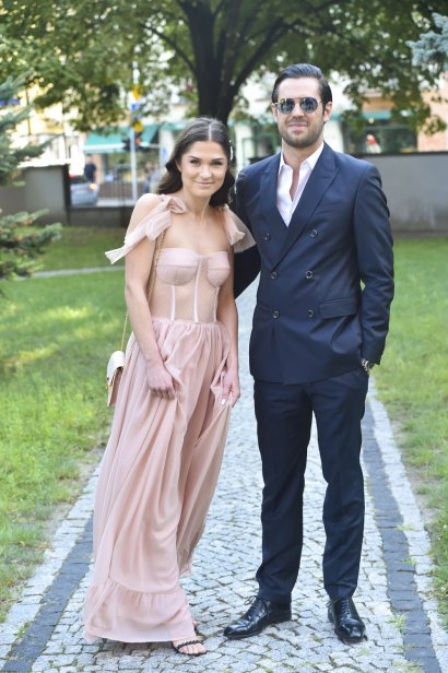 Krystian Kukułka przybył na ślub ze swoją urocza dziewczyną.