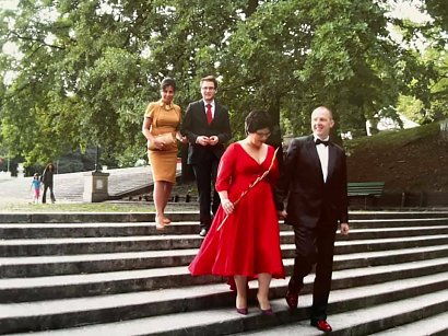 Jej mąż założył czarny garnitur i czerwone lakierowane buty, które korespondowały z czerwienią sukni panny młodej!