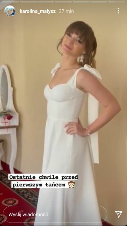 23-latka założyła białą prostą suknię ślubną z gorsetową górą.
