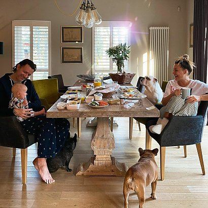 W stylowo urządzonej jadalni Małgorzata Rozenek spędza czas z rodziną.