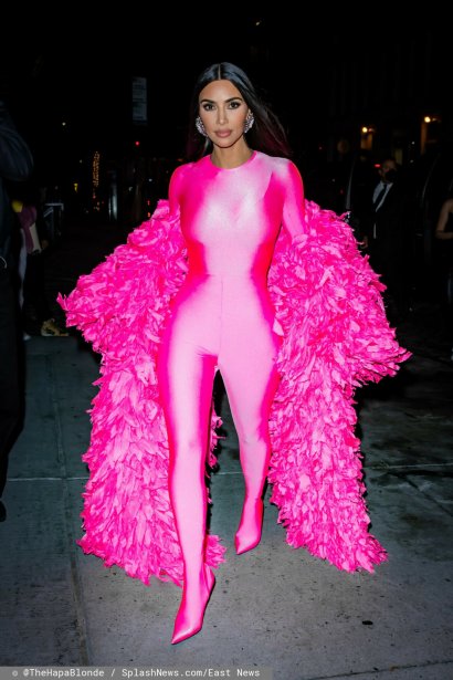 To nie pierwszy raz, gdy Kim Kardashian ubrała się ostatnio cała na różowo. Tak ubrała się na wejście do SNL...