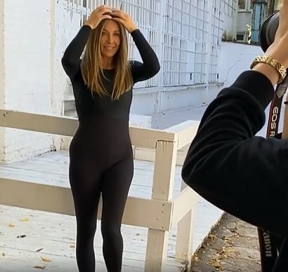 Małgorzata Rozenek dodała filmik, na którym pozuje w bardzo obcisłym, czarnym kombinezonie, który przypominał materiał, z którego robi się kostiumy kąpielowe.