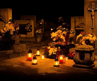 W Polsce 1 listopada w Dzień Wszystkich Świętych jest dniem wolnym. Mnóstwo osób odwiedza wtedy cmentarze, aby  zapalić znicz na grobie bliskich i przyozdobić go kwiatami. Zaduszki, czyli Święto Zmarłych ma miejsce jednak kolejnego dnia.