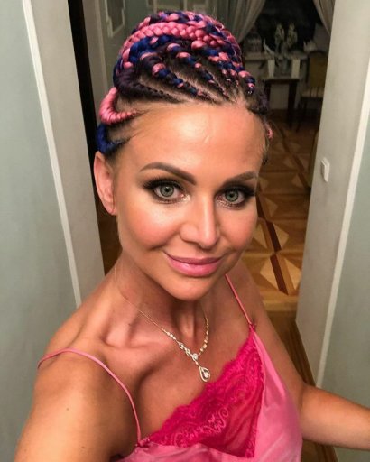 Ale zanim najnowsze fotka... Przypomnijmy jej największe metamorfozy - pamiętacie te warkoczyki?