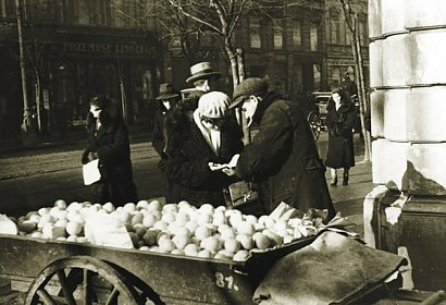 Czymże byłyby święta bez owoców cytrusowych? Na zdjęciu przedwojenny sprzedawca pomarańczy.
