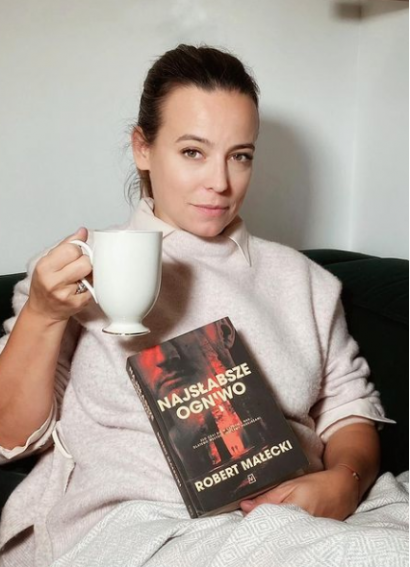 Anna Mucha w domowym stroju w jasnych kolorach... z thrillerem i kubkiem herbaty. Fajny pomysł na spędzenie jesiennego wieczoru?