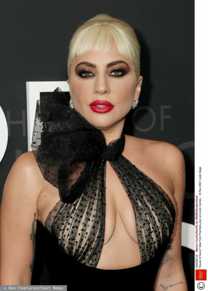 Na premierę Lady Gaga postawiła na suknię z domu mody Armani Privé. Klasyczna, czarna, dopasowana suknia do ziemi, która opinała ciało gwiazdy, miała zaskakujący dekolt!