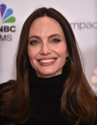 Mam aktorki Angeliny Jolie zmarła na raka piersi, mając 56 lat. Sama poddała się zabiegowi podwójnej mastektomii, aby zmniejszyć ryzyko zachorowania.