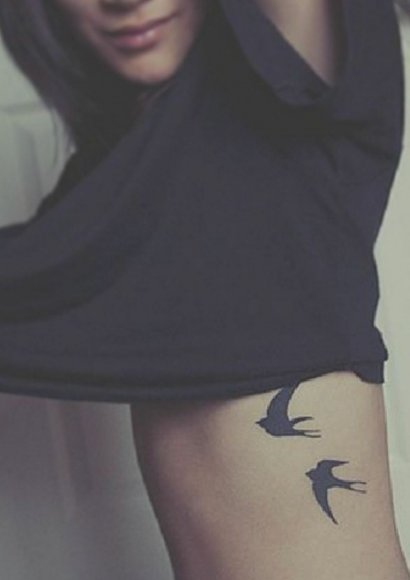Może tatuaże z motywem ptaków...