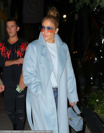 Jennifer Lopez  w kwadratowych okularach.