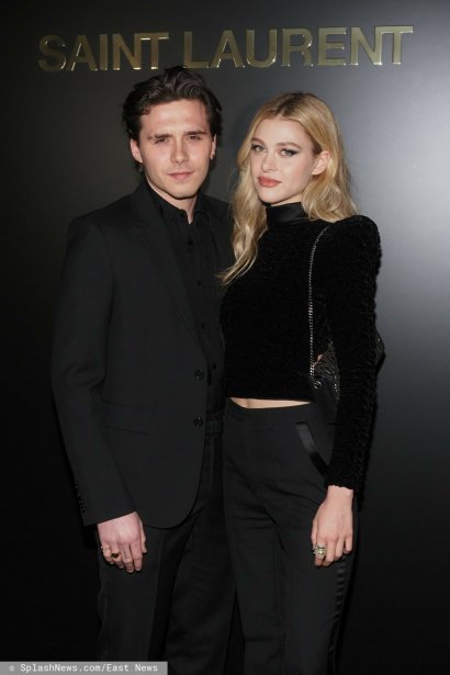 Brooklyn Beckham jest podobny do ojca, choć niektórzy mówią, że ma oczy matki. Ma nonszalancko-rockowy styl, liczne tatuaże, a nam osobiście przypomina młodego Johnego Deppa.