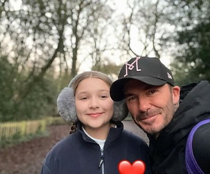 10-letnia Harper na pierwszej fotce uśmiecha się do selfie, które robi sobie z nią tata, a na drugim zdjęciu widzimy, jak były piłkarz dajr buziaka dziewczynce prosto w usta.
