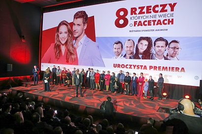 Pod spodem znalazła się biała bluzka. Wisienką na torcie były czarne, klasyczne szpilki.