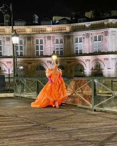 Główna bohaterka - Carrie Bradshow - w finałowym odcinku odwiedza Paryż, by z paryskiego mostu Pont des Art rozsypać do Sekwany prochy swojego zmarłego męża, Mr Biga.
