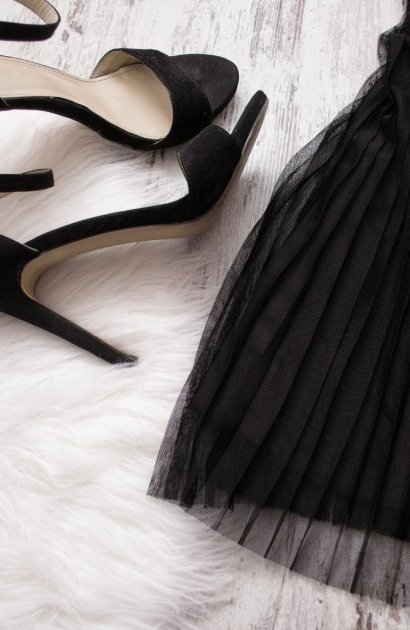 Jeśli szukasz pomysłu na stylizację wieczorową, zestaw czarną spódnicę plisowaną z czarnymi sandałkami na szpilce. Boski efekt końcowy gwarantowany!