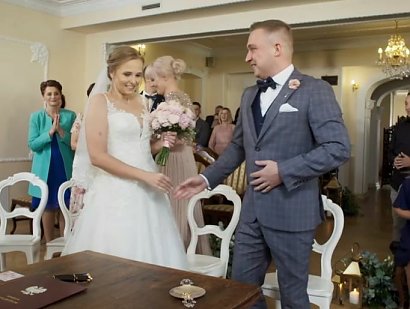 Kamil w programie poślubił Agnieszkę Mizienko - panna młoda miała delikatną suknię ślubną z tiulowym dołem.