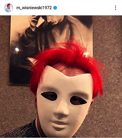 Michał Wiśniewski opublikował na Instagramie zdjęcie, na którym pozuje w więziennej celi.
