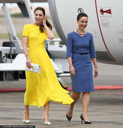 Ta sukienka robi furorę odkąd pojawiła się w niej Kate Middleton w trakcie podróży po Karaibach.