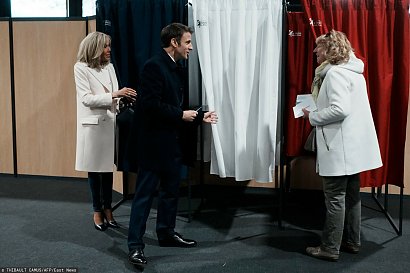 W niedzielę Emmanuel Macron i Brigitte Macron oddawali głos w pierwszej turze wyborów prezydenckich, co uwiecznili na zdjęciach paparazzi.