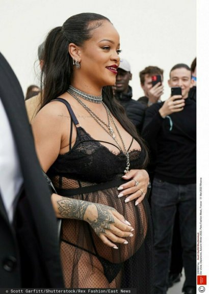 Zobacz, jak Rihanna ozdobiła ciążowy strój różowym lisem!