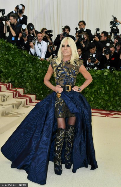 2 maja Donatella Versace skończyła 67 lat i nie ma zamiaru nawet na chwilę zwolnić tempa!