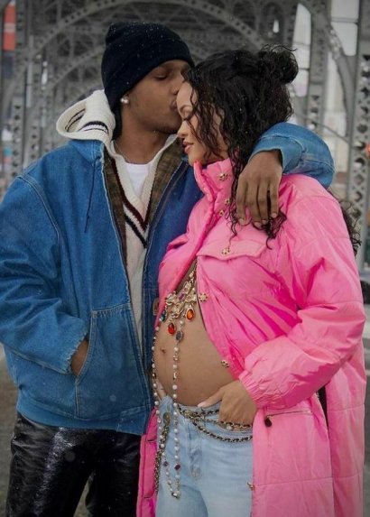 Rihanna urodziła! Ujawniono płeć dziecka i datę porodu! Przypominamy jej ciążowe stylizacjeQ