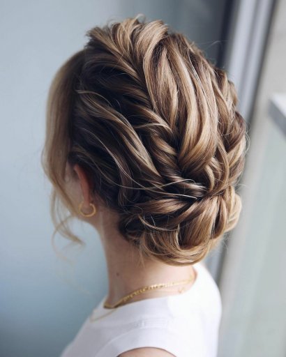 Zobacz modne propozycje fryzur na wesele dla włosów do ramion i krótszych.