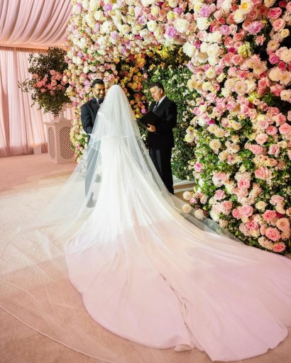 wystąpiła w pięknej sukni ślubnej zaprojektowanej specjalnie dla niej przez Donatellę Versace.
