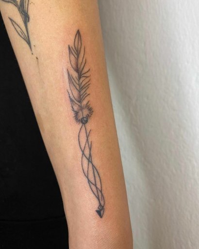 tatuaż strzały w kształcie pióra