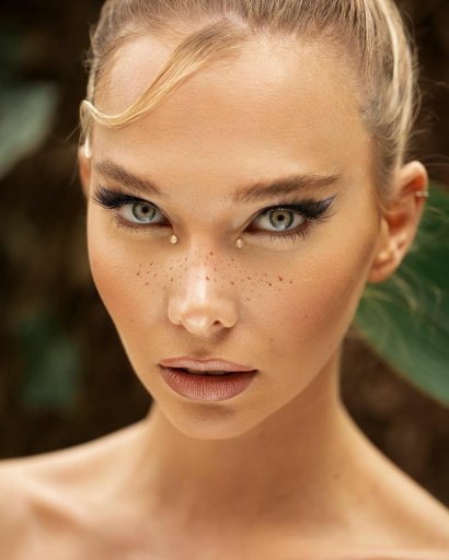 Oryginalny make-up z fake freckles, cyrkoniami i graficznymi kocimi oczami.