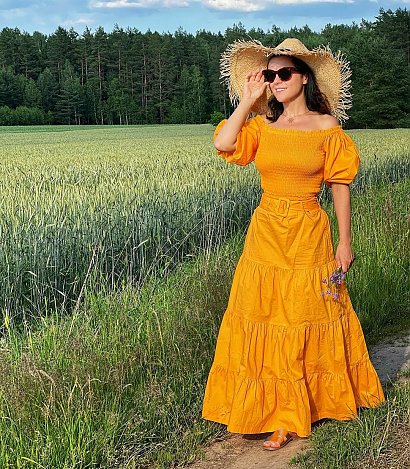 Pomarańczowa sukienka i pole...