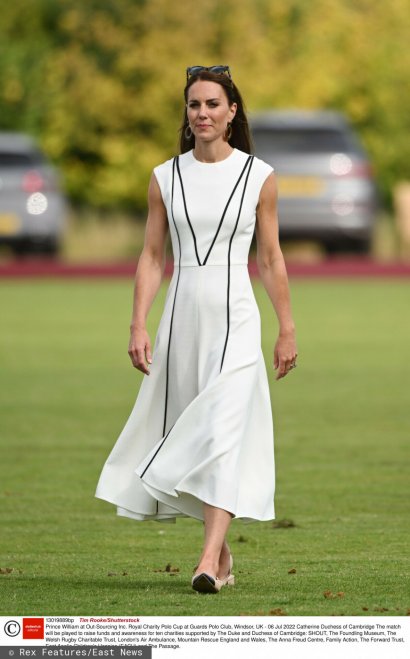 Biała suknia ozdobiona nietypowym wzorem...