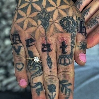 tatuażami, nawet dłonie. 26-latka wykonując tatuaże, uważa to za...