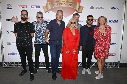 Niestety mamy wrażenie, że kolor skóry był zbyt intensywny i w połączeniu z czerwienią nie wyglądał po prostu dobrze.
