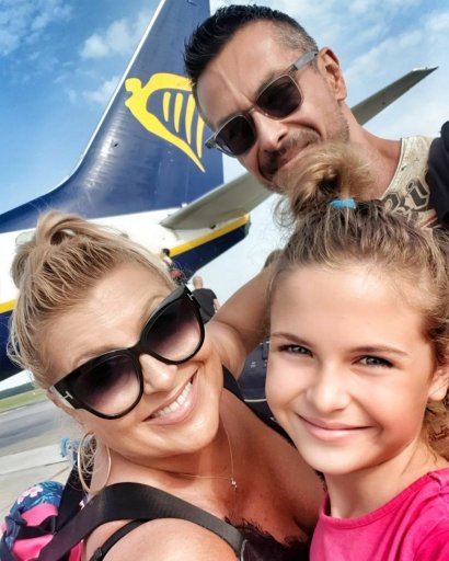 Poleciała tam wraz z mężem i córką tanimi liniami, czym pochwaliła się na swoim Instagramie