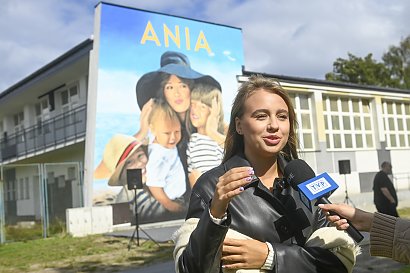 Oliwia Bieniuk zjawiła się na odsłonięciu muralu Anny Przybylskiej!