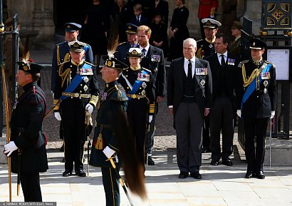 Niemal cała najbliższa rodzina królewska podczas pogrzebu wystąpiła w wojskowych mundurach.