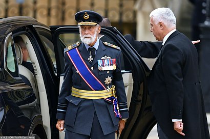 Na pogrzebie Królowej Elżbiety II uwagę internautów zwrócił  pewien siwowłosy jegomość z brodą.