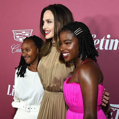 Angelina Jolie tłumaczyła swoją decyzję o prewencyjnej mastektomii między innymi tym, że chce jeszcze długo być obecna w życiu swoich dzieci: tu z córką Zaharą, towarzyszy im poetka Amanda Gorman.