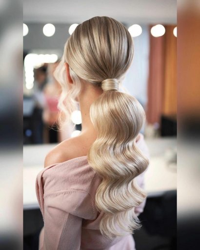 Efektowny hollywood ponytail w beżowo mlecznym blondzie.