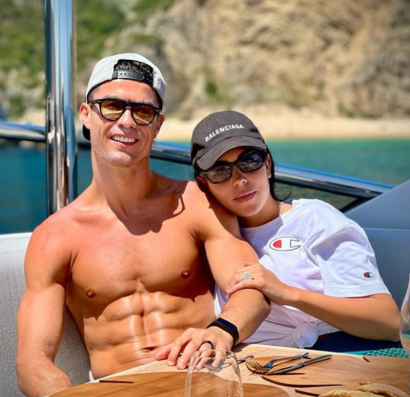 Cristiano Ronaldo wprawdzie dodaje mało zdjęć ze strefy prywatnej, ale robi zawsze wyjątek, jeśli chodzi o jego ukochaną rodzinę i gdy jest mowa o ważnych dla wszystkich chwilach.