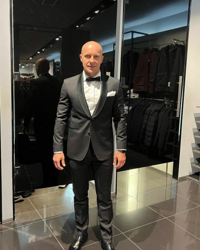 Przed sobotnim wydarzeniem musiał jeszcze zakupić elegancki strój...
